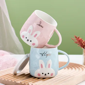 Милая мультяшная керамическая чашка для воды с крышкой и ложкой, кружка с рельефным кроликом, Детская керамическая чашка Хью, подарок 20